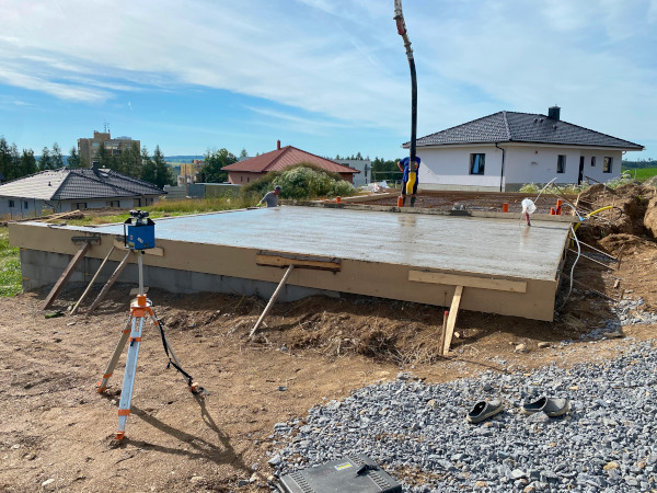 Základové desky, hrubé stavby, zámkové dlažby